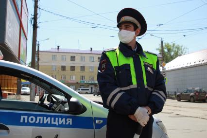 Иркутск.  Сотрудник ГИБДД в медицинской маске во время режима самоизоляции.