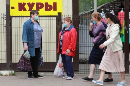 Иркутск.  Женщины в медицинских масках на улице.