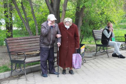 Иркутск.  Пожилые люди с медицинскими масками.