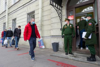 Санкт-Петербург.  Призывники стоят в очереди на сборном пункте военного комиссариата на улице Введенского канала.