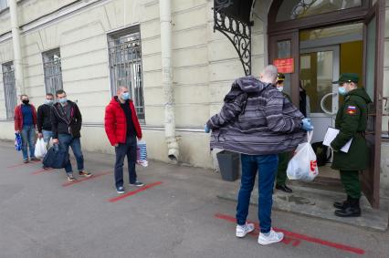 Санкт-Петербург.  Призывники стоят в очереди на сборном пункте военного комиссариата на улице Введенского канала.