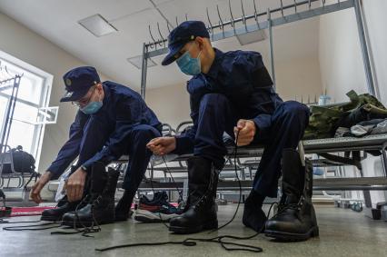 Санкт-Петербург. Призывники примеряют обмундирование на сборном пункте военного комиссариата.