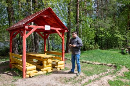 Московская область. Корреспондент газеты `Комсомольская правда`Павел Клоков `на территории базы отдыха `Луковое озеро` Ногинского района.