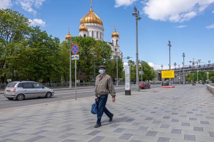 Москва. Прохожие в медицинских масках на Пречистенской набережной.