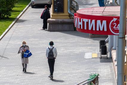 Москва. Прохожие в медицинских масках на улицах города.