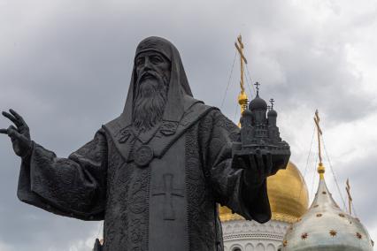 Москва. Вид на Зачатьевский монастырь и памятник Святителю Алексию.