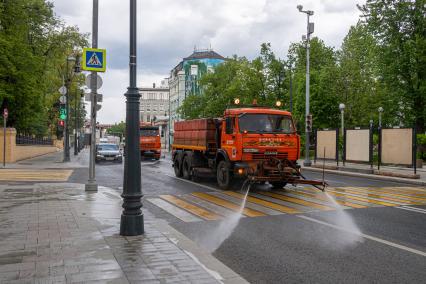 Москва. Машины  коммунальных служб проводят санитарную обработку улиц города.