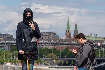 Москва. Девушки на самокатах на Берсеневской набережной.