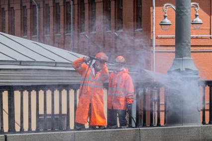 Москва. Сотрудники коммунальных служб проводят санобработку городских пространств.