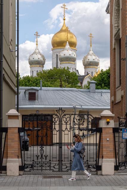 Москва. Вид на купола собора Рождества Богородицы Зачатьевского монастыря.