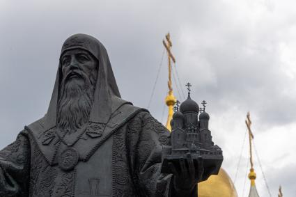 Москва. Вид на Зачатьевский монастырь и памятник Святителю Алексию.