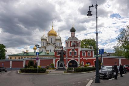 Москва. Вид на Зачатьевский монастырь и памятник Святителю Алексию.