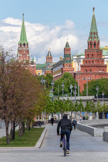 Москва. Велосипедист на Пречистенской набережной.