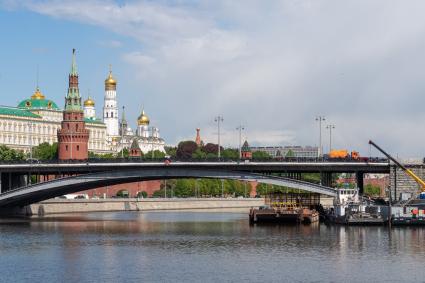 Москва. Вид на Кремль и Патриарший мост.