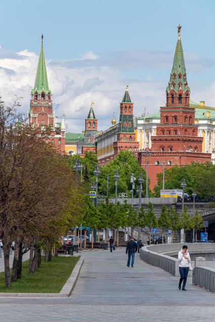 Москва. Прохожие на Пречистенской набережной.