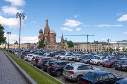 Москва. Вид на собор Василия Блаженного и стоянку на Васильевском спуске.