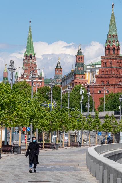 Москва. Прохожие на Пречистенской набережной.