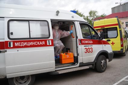 Самара. Сотрудник скорой помощи в защитном костюме.