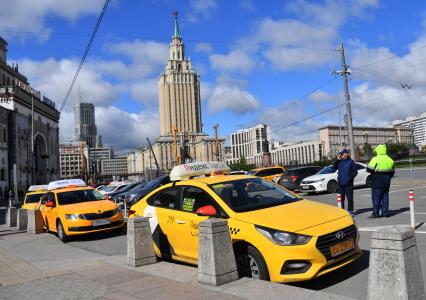 Москва. Таксисты на Комсомольской площади у Казанского вокзала.