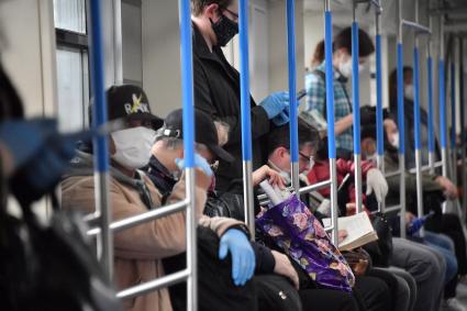 Москва. Пассажиры в медицинских масках.