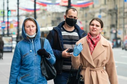 Санкт-Петербург. Прохожие в медицинских масах на улице города.медицинской маске на самокате.