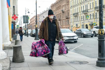 Санкт-Петербург. Прохожие в медицинских масах на улице города.