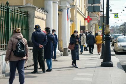 Санкт-Петербург. Прохожие в медицинских масах на улице города.медицинской маске на самокате.