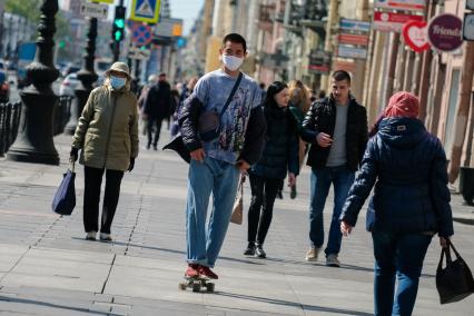 Санкт-Петербург. Прохожие в медицинских масах на улице города.