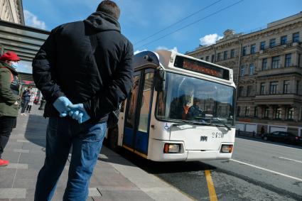 Санкт-Петербург. Пассажиры на автобусной остановке.