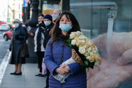 Санкт-Петербург. Прохожие в медицинских масах на улице города.