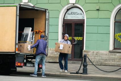 Санкт-Петербург. Арендаторы съезжают из  магазинов на Невском проспекте.