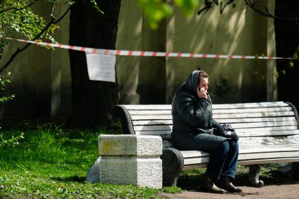 Санкт-Петербург.  Мужчина разговаривает по телефону.