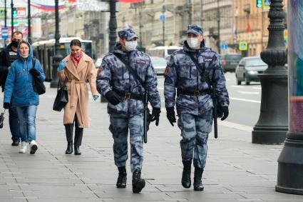 Санкт-Петербург. Прохожие и сотрудники Росгвардии  в медицинских масах на улице города.