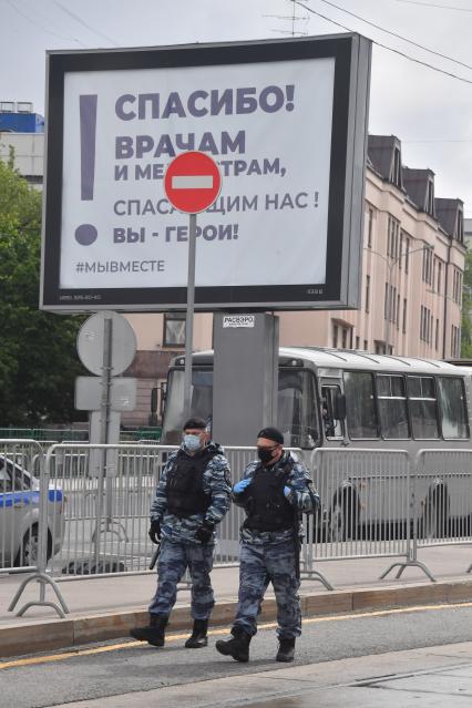 Москва. Сотрудники Росгвардии у Московской Соборной мечети  во время праздника Ураза-байрам.