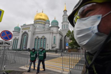 Москва. Вид на Московскую соборную мечеть во время праздника Ураза-байрам.