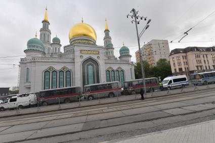 Москва. Вид на Московскую соборную мечеть во время праздника Ураза-байрам.