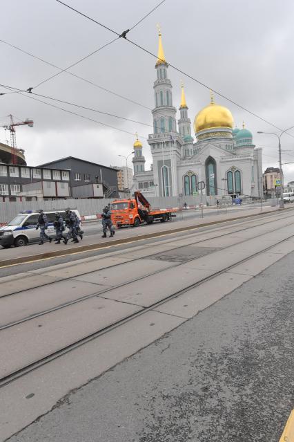 Москва. Вид на Московскую соборную мечеть во время праздника Ураза-байрам.