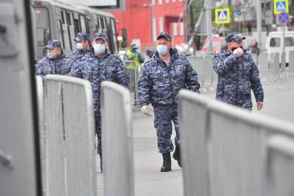 Москва. Сотрудники Росгвардии у Московской Соборной мечети  во время праздника Ураза-байрам.