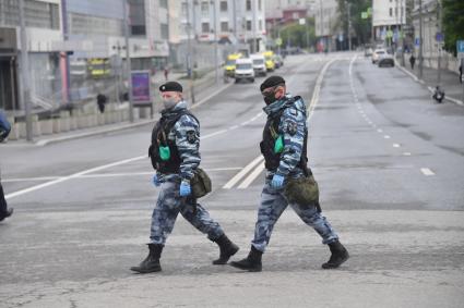 Москва. Сотрудники Росгвардии у Московской Соборной мечети  во время праздника Ураза-байрам.