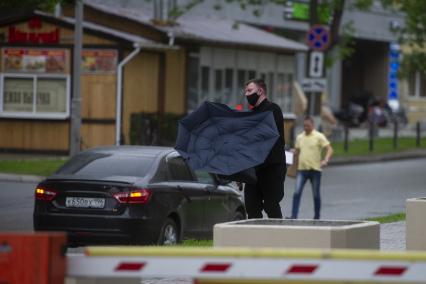 Екатеринбург. Мужчина с зонтом во время урагана