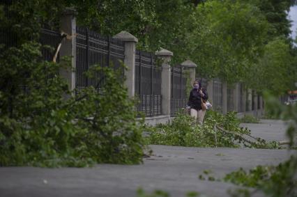 Екатеринбург. Женщина проходит мимо веток упавших во время урагана