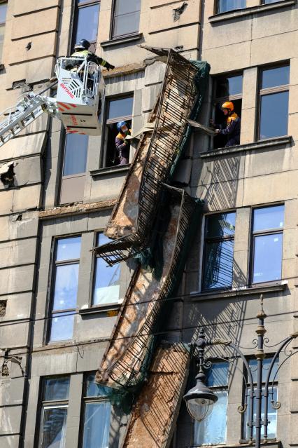 Санкт-Петербург. Обрушение четырех балконов жилого дома на улице Кирочная, 20.