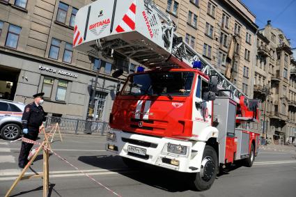 Санкт-Петербург. Автомобиль пожарной службы у жилого дома, где  произошло обрушение четырех балконов.