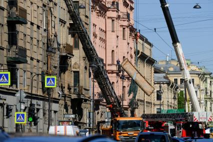 Санкт-Петербург. Обрушение четырех балконов жилого дома на улице Кирочная, 20.