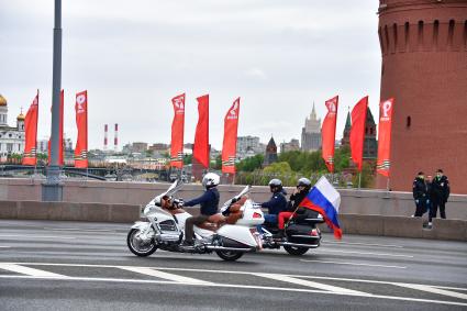 Москва. Мотоциклисты с Российским флагом во  время воздушного парада Победы в Москве.