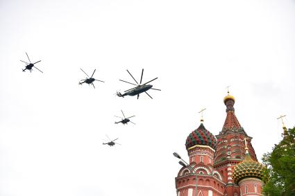 Москва. Ударные вертолеты Ми-28 Н во время  воздушного парада Победы в Москве.