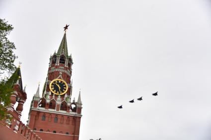 Москва. Истребители во время  воздушного парада Победы в Москве.