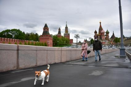 Москва.  Молодые люди в  медицинских масках во время  воздушного парада Победы.