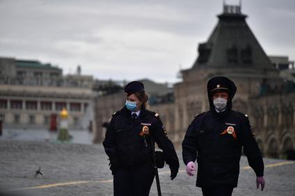 Москва. Сотрудники полиции во  время воздушного парада Победы в Москве.