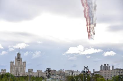 Москва. Штурмовики Су-25 dо время  воздушного парада Победы в Москве.